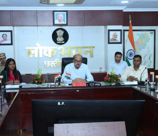 राज्यपाल श्री डेका ने सक्ती जिले के अधिकारियों से की चर्चा