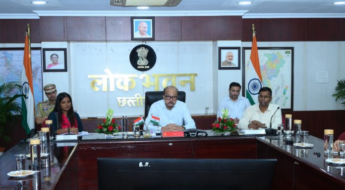 राज्यपाल श्री डेका ने सक्ती जिले के अधिकारियों से की चर्चा