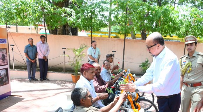 राज्यपाल ने दिव्यांग पुनर्वास केंद्र माना कैंप का किया अवलोकन