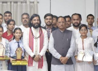 मुख्यमंत्री विष्णुदेव साय ने मेधावी विद्यार्थियों का किया सम्मान