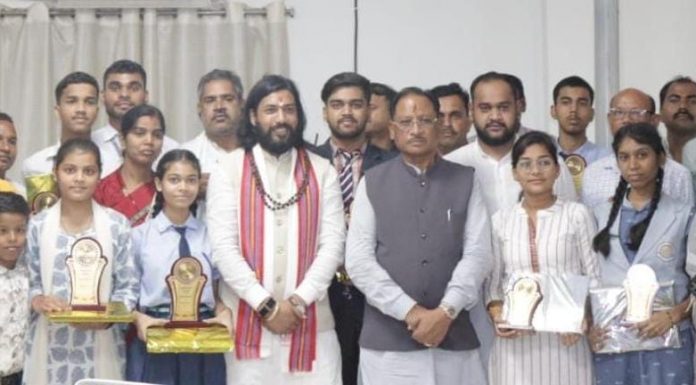 मुख्यमंत्री विष्णुदेव साय ने मेधावी विद्यार्थियों का किया सम्मान