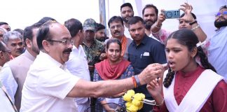 उप मुख्यमंत्री अरुण साव ने शाला प्रवेश उत्सव में बच्चों को तिलक लगाकर कराया शाला प्रवेश