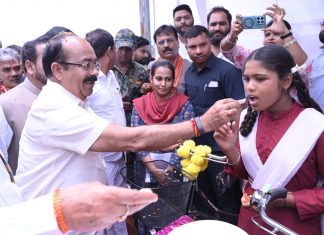 उप मुख्यमंत्री अरुण साव ने शाला प्रवेश उत्सव में बच्चों को तिलक लगाकर कराया शाला प्रवेश