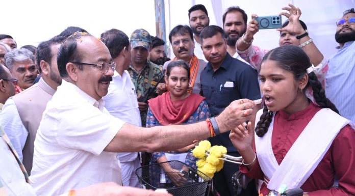 उप मुख्यमंत्री अरुण साव ने शाला प्रवेश उत्सव में बच्चों को तिलक लगाकर कराया शाला प्रवेश