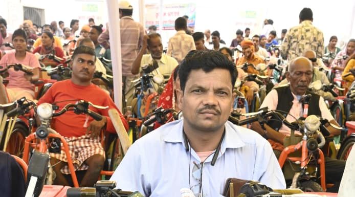 अब किसी का सहारा नहीं, अपने हौसलों के पहियों पर आगे बढ़ रहे बृहस्पति और विष्णु
