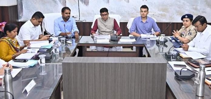 राजस्व मामलों में देरी बर्दाश्त नहीं, समय पर निपटाएं नामांतरण और बंटवारा-मंत्री टंक राम वर्मा