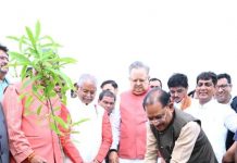 विधानसभा परिसर में ‘एक पेड़ मां के नाम 3.0’ अभियान के तहत हुआ वृहद पौधरोपण: मुख्यमंत्री विष्णुदेव साय और विधानसभा अध्यक्ष डॉ. रमन सिंह ने लगाया रुद्राक्ष का पौधा