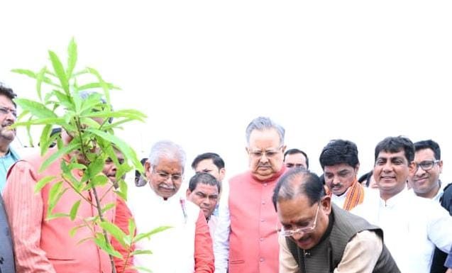 विधानसभा परिसर में ‘एक पेड़ मां के नाम 3.0’ अभियान के तहत हुआ वृहद पौधरोपण: मुख्यमंत्री विष्णुदेव साय और विधानसभा अध्यक्ष डॉ. रमन सिंह ने लगाया रुद्राक्ष का पौधा