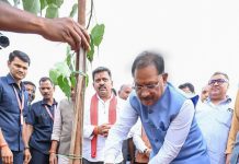 मुख्यमंत्री विष्णुदेव साय ने अपनी माँ के नाम पर लगाया पीपल का पौधा, वन महोत्सव-2026 का हुआ शुभारंभ