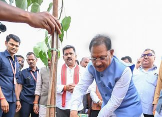 मुख्यमंत्री विष्णुदेव साय ने अपनी माँ के नाम पर लगाया पीपल का पौधा, वन महोत्सव-2026 का हुआ शुभारंभ