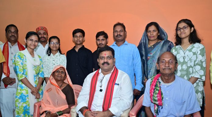 तीन बहनों ने एक साथ पास की नीट परीक्षा, उप मुख्यमंत्री श्री विजय शर्मा ने घर पहुंचकर दी बधाई