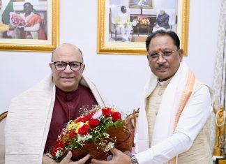 मुख्यमंत्री विष्णुदेव साय से निर्माता-निर्देशक डॉ. चंद्रप्रकाश द्विवेदी ने की सौजन्य मुलाकात