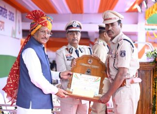 मुख्यमंत्री विष्णु देव साय के करकमलों से उत्कृष्ट सेवा के लिए सम्मानित हुए पुलिस एवं नगर सेना के अधिकारी-कर्मचारी