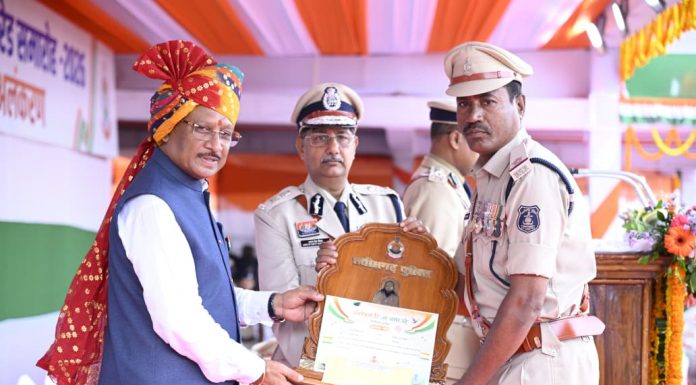 मुख्यमंत्री विष्णु देव साय के करकमलों से उत्कृष्ट सेवा के लिए सम्मानित हुए पुलिस एवं नगर सेना के अधिकारी-कर्मचारी
