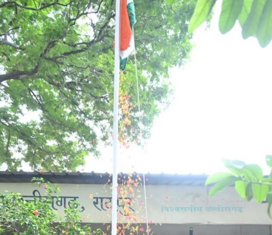 जनसम्पर्क संचालनालय में आयुक्त ने किया ध्वजारोहण