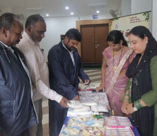धान-चावल से सजी राखियां बनीं आकर्षण का केंद्र, प्रसन्न समूह की दीदियों ने हुनर से रची आत्मनिर्भरता की नई कहानी
