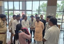 घायल जवानों से मिले वन मंत्री श्री केदार कश्यप, बेहतर उपचार के दिए निर्देश