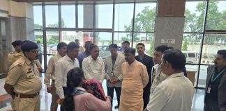 घायल जवानों से मिले वन मंत्री श्री केदार कश्यप, बेहतर उपचार के दिए निर्देश