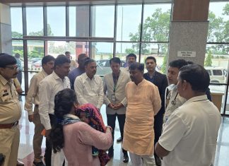 घायल जवानों से मिले वन मंत्री श्री केदार कश्यप, बेहतर उपचार के दिए निर्देश