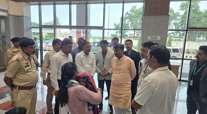 घायल जवानों से मिले वन मंत्री श्री केदार कश्यप, बेहतर उपचार के दिए निर्देश