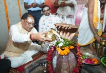 मुख्यमंत्री विष्णुदेव साय ने बाबा कर्मेश्वर का किया रुद्राभिषेक, प्रदेशवासियों की सुख-समृद्धि और खुशहाली की कामना की