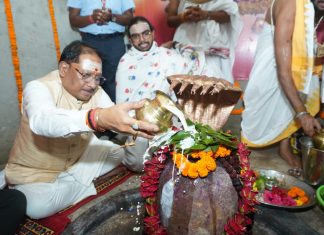 मुख्यमंत्री विष्णुदेव साय ने बाबा कर्मेश्वर का किया रुद्राभिषेक, प्रदेशवासियों की सुख-समृद्धि और खुशहाली की कामना की