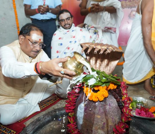 मुख्यमंत्री विष्णुदेव साय ने बाबा कर्मेश्वर का किया रुद्राभिषेक, प्रदेशवासियों की सुख-समृद्धि और खुशहाली की कामना की