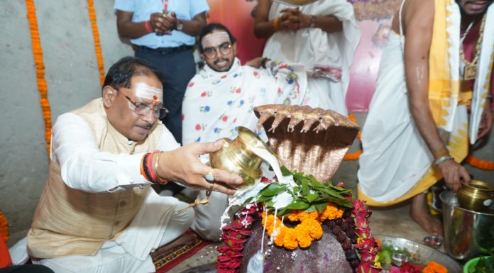 मुख्यमंत्री विष्णुदेव साय ने बाबा कर्मेश्वर का किया रुद्राभिषेक, प्रदेशवासियों की सुख-समृद्धि और खुशहाली की कामना की