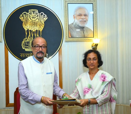 राज्यपाल डेका को लोक सेवा आयोग की अध्यक्ष सुश्री शांडिल्य ने वार्षिक प्रतिवेदन सौंपा