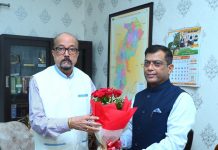 राज्यपाल डेका से राज्य निर्वाचन आयुक्त ने सौजन्य भेंट की