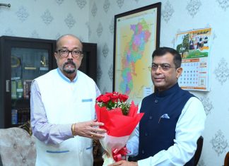 राज्यपाल डेका से राज्य निर्वाचन आयुक्त ने सौजन्य भेंट की