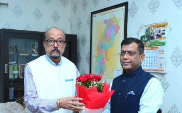 राज्यपाल डेका से राज्य निर्वाचन आयुक्त ने सौजन्य भेंट की