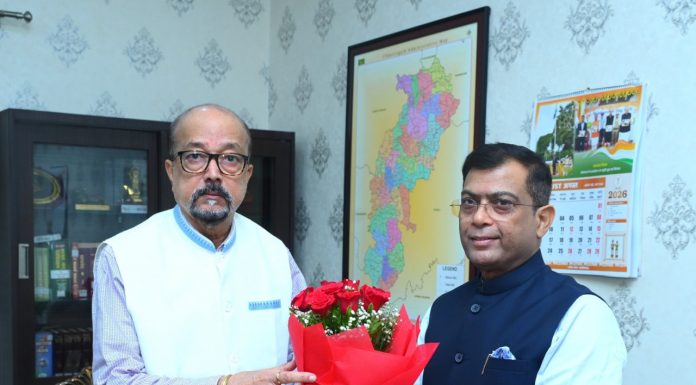 राज्यपाल डेका से राज्य निर्वाचन आयुक्त ने सौजन्य भेंट की