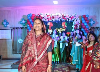 तीज के रंग में रंगा रायपुर प्रेस क्लब, श्रीमती लक्ष्मी राजवाड़े ने रैंप वॉक कर बढ़ाया महिला पत्रकारों का उत्साह