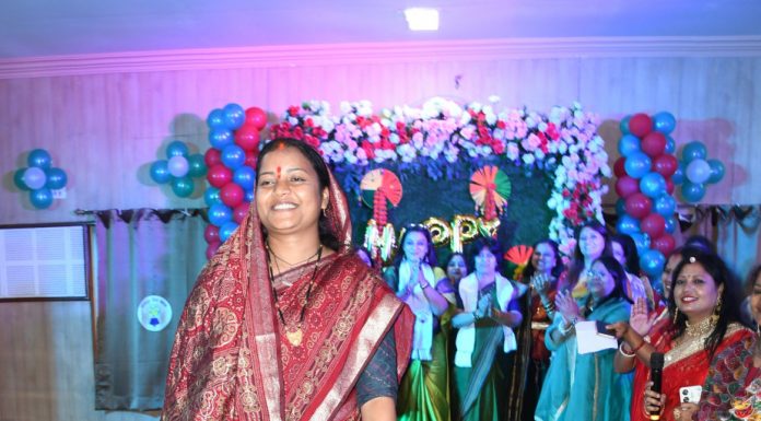 तीज के रंग में रंगा रायपुर प्रेस क्लब, श्रीमती लक्ष्मी राजवाड़े ने रैंप वॉक कर बढ़ाया महिला पत्रकारों का उत्साह