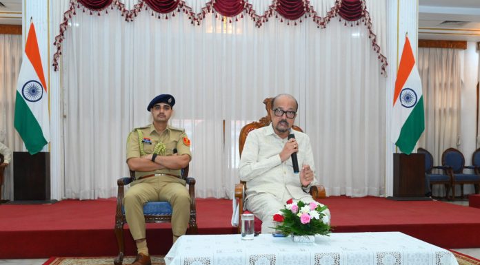 राज्यपाल डेका ने विद्यार्थियों से किया संवाद, दिए सफलता के मंत्र