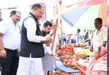 सड़क किनारे पसरे पर अचानक पहुंचे मुख्यमंत्री विष्णु देव साय, मीरा के पसरे से खरीदा ‘आशीर्वाद का दीया’