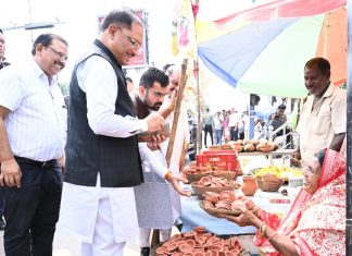 सड़क किनारे पसरे पर अचानक पहुंचे मुख्यमंत्री विष्णु देव साय, मीरा के पसरे से खरीदा ‘आशीर्वाद का दीया’