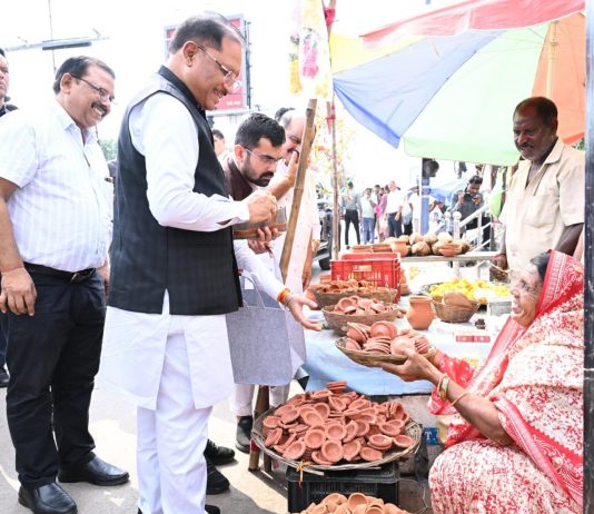 सड़क किनारे पसरे पर अचानक पहुंचे मुख्यमंत्री विष्णु देव साय, मीरा के पसरे से खरीदा ‘आशीर्वाद का दीया’