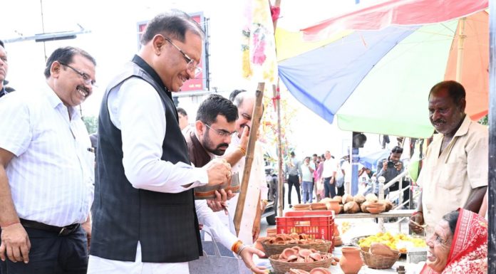 सड़क किनारे पसरे पर अचानक पहुंचे मुख्यमंत्री विष्णु देव साय, मीरा के पसरे से खरीदा ‘आशीर्वाद का दीया’