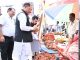 सड़क किनारे पसरे पर अचानक पहुंचे मुख्यमंत्री विष्णु देव साय, मीरा के पसरे से खरीदा ‘आशीर्वाद का दीया’