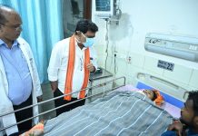 उप मुख्यमंत्री विजय शर्मा ने एम्स रायपुर में महाराष्ट्र सड़क हादसे के घायलों से की मुलाकात