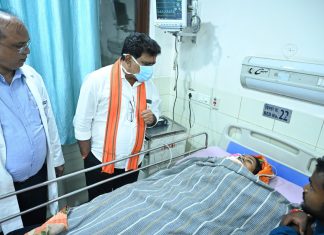उप मुख्यमंत्री विजय शर्मा ने एम्स रायपुर में महाराष्ट्र सड़क हादसे के घायलों से की मुलाकात