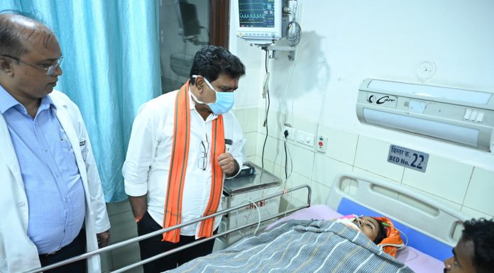 उप मुख्यमंत्री विजय शर्मा ने एम्स रायपुर में महाराष्ट्र सड़क हादसे के घायलों से की मुलाकात
