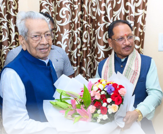 मुख्यमंत्री विष्णु देव साय ने छत्तीसगढ़ के पूर्व राज्यपाल श्री विश्वभूषण हरिचंदन से की सौजन्य भेंट