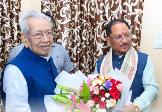 मुख्यमंत्री विष्णु देव साय ने छत्तीसगढ़ के पूर्व राज्यपाल श्री विश्वभूषण हरिचंदन से की सौजन्य भेंट