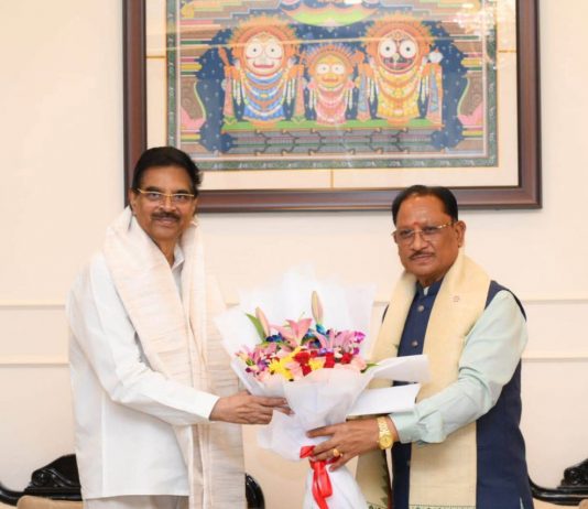 मुख्यमंत्री विष्णु देव साय ने ओडिशा के राज्यपाल डॉ. हरि बाबू कंभमपति से की शिष्टाचार भेंट