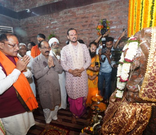 मुख्यमंत्री विष्णु देव साय ने मदकूद्वीप के प्राचीन मंदिरों में की पूजा-अर्चना