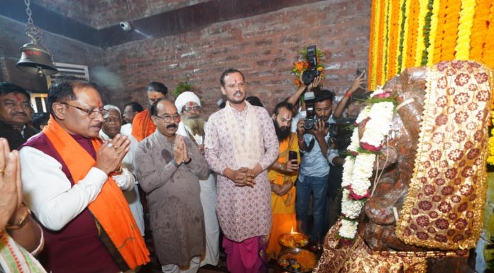 मुख्यमंत्री विष्णु देव साय ने मदकूद्वीप के प्राचीन मंदिरों में की पूजा-अर्चना