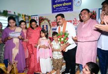 फूल लेकर आए नन्हे कदम, उप मुख्यमंत्री ने बच्चों को गोद में उठाया, बच्चों की मासूमियत ने जीता दिल